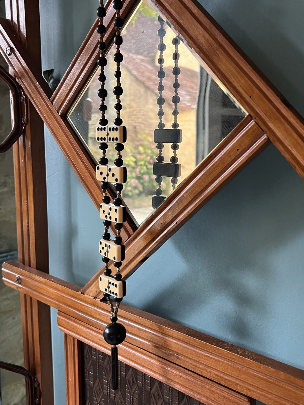 Le col cravate présenté sur un miroir ancien