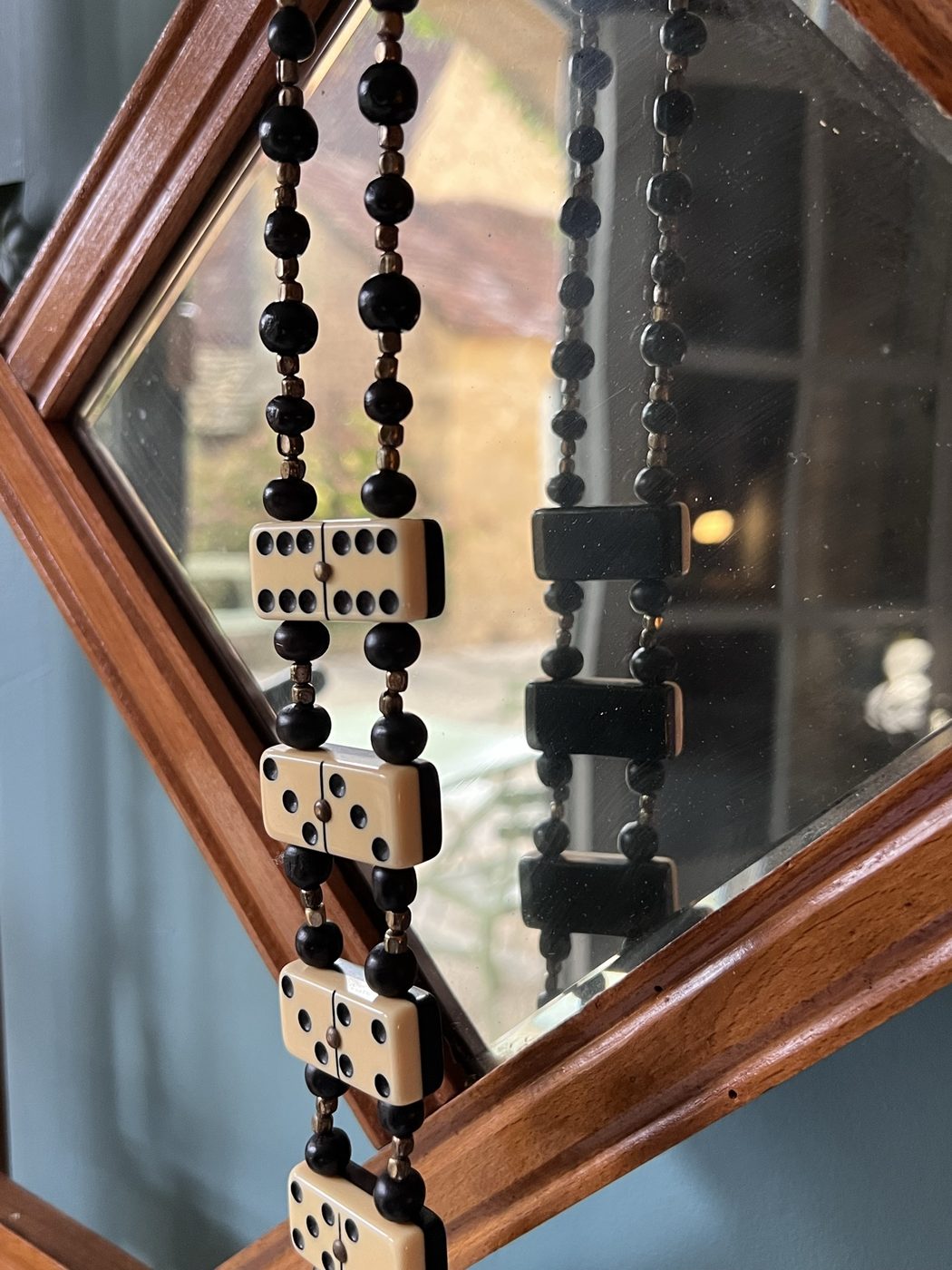 Collier cravate en dominos anciens, noir et crème