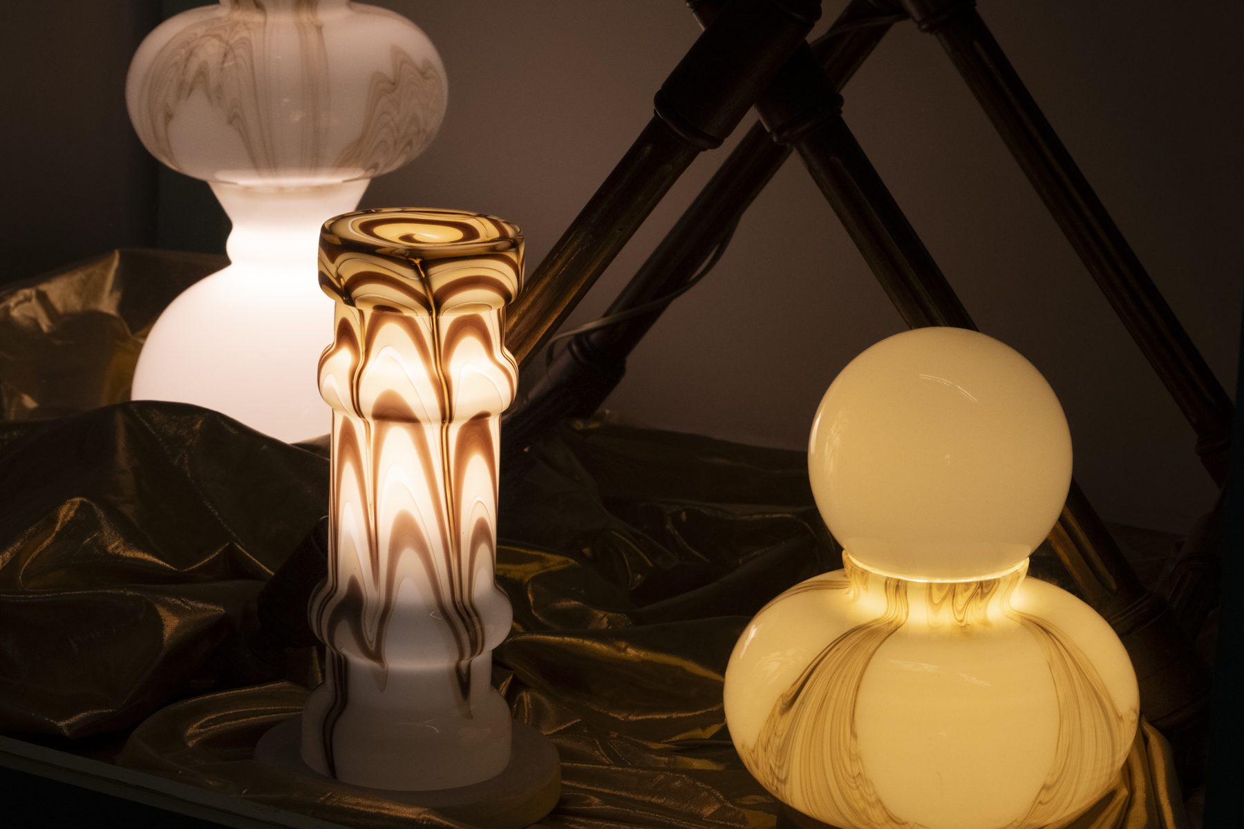 Deux lampes de la série Lumineuse Joséphine allumées dans la pénombre, au château des Milandes