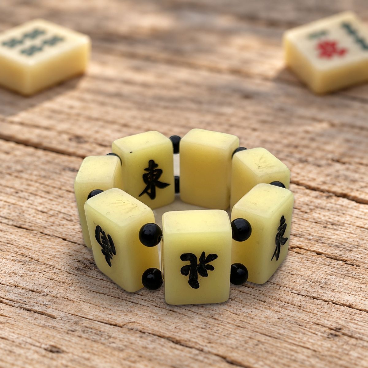 Bracelet Les Vents : tuiles de mahjong aux caractères noirs des vents, petites perles noires