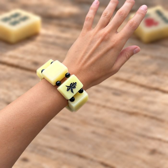 Bracelet Les Vents porté au poignet