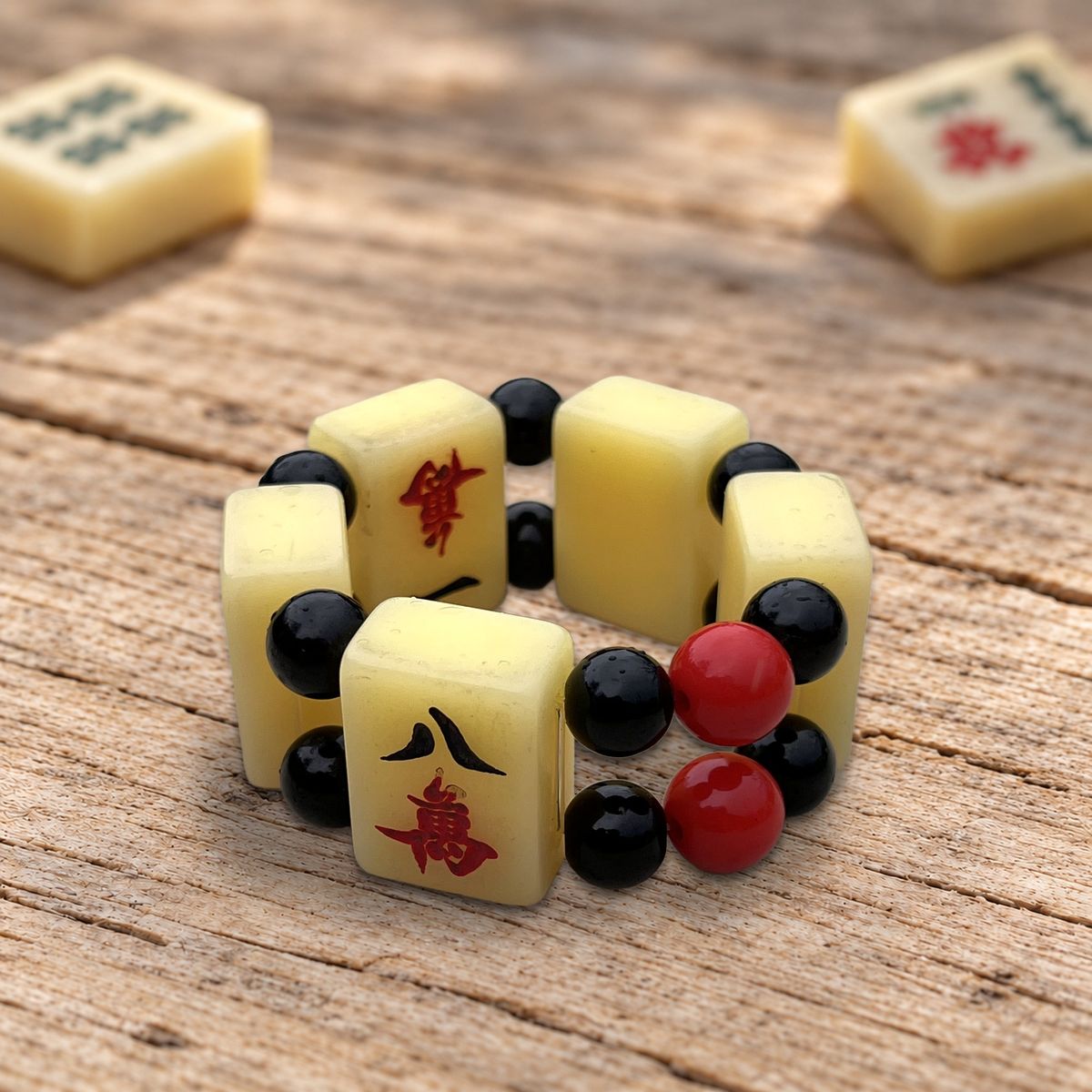 Bracelet Dix Mille : tuiles de caractères rouges, perles noires et rouges