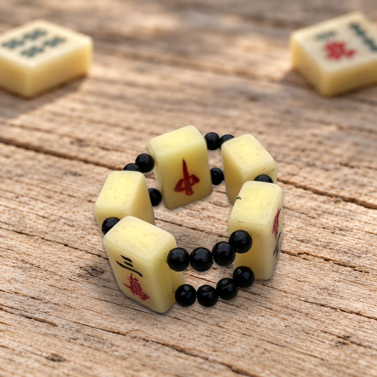 Bracelet Le Centre : tuile du dragon rouge et tuiles de caractères, fins rangs de perles noires