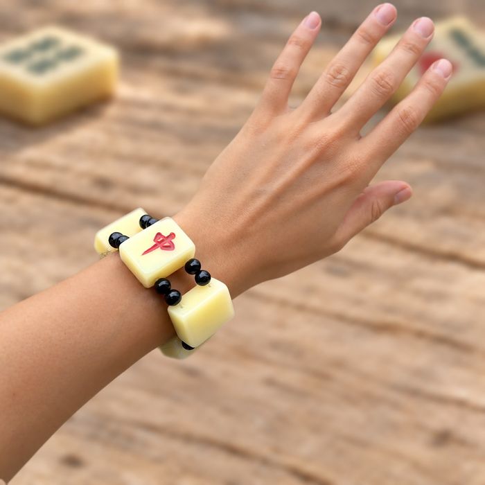 Bracelet Le Centre porté au poignet