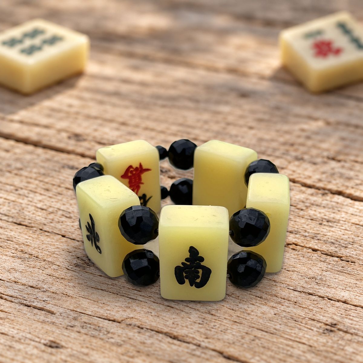 Bracelet Le Sud : tuile du vent du Sud, perles noires facettées