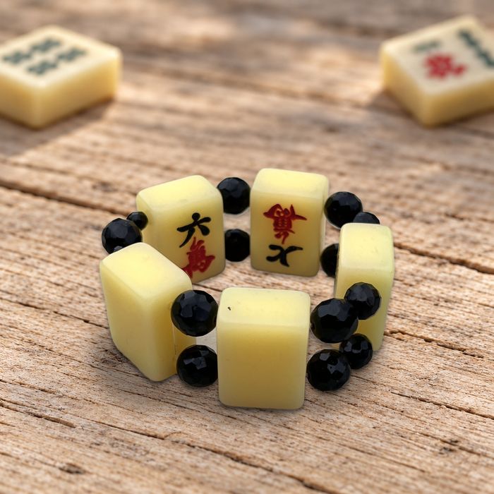 Bracelet Six vu de l'autre côté, avec la tuile six fois dix mille
