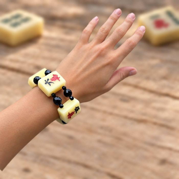 Bracelet Six porté au poignet