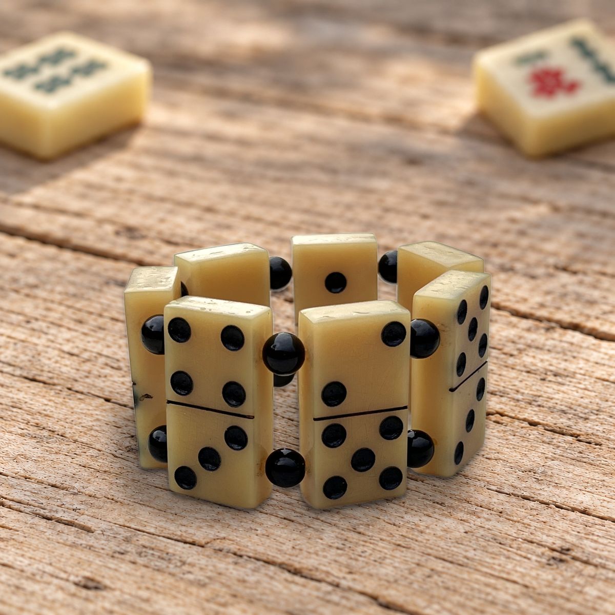 Bracelet de dominos anciens en bakélite, une perle noire entre chaque domino