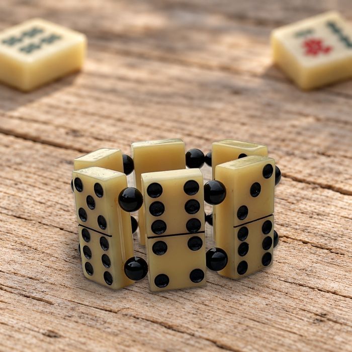 Bracelet de dominos anciens vu de l'autre côté