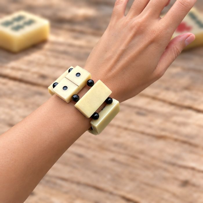 Bracelet de dominos anciens porté au poignet