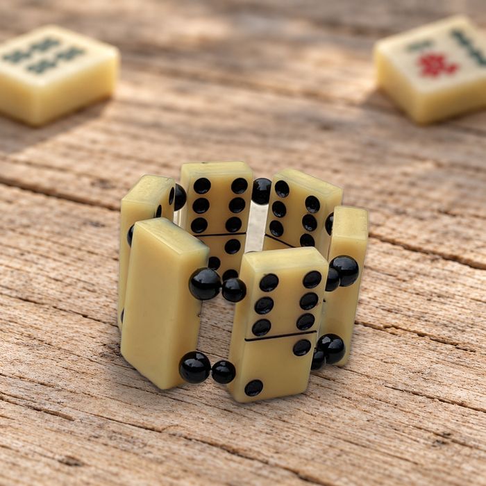 Bracelet de dominos anciens vu de l'autre côté