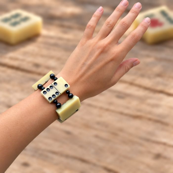 Bracelet de dominos anciens porté au poignet
