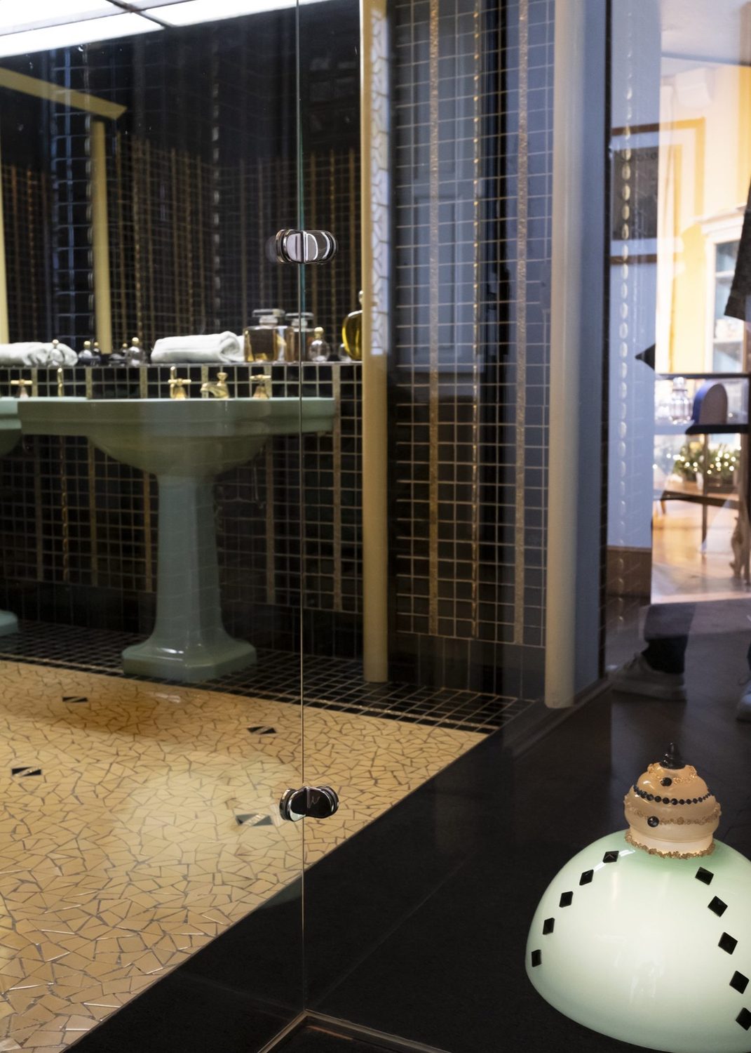 Élégante, la lampe flacon de la série Joséphine, dans la salle de bain aux mosaïques du château des Milandes