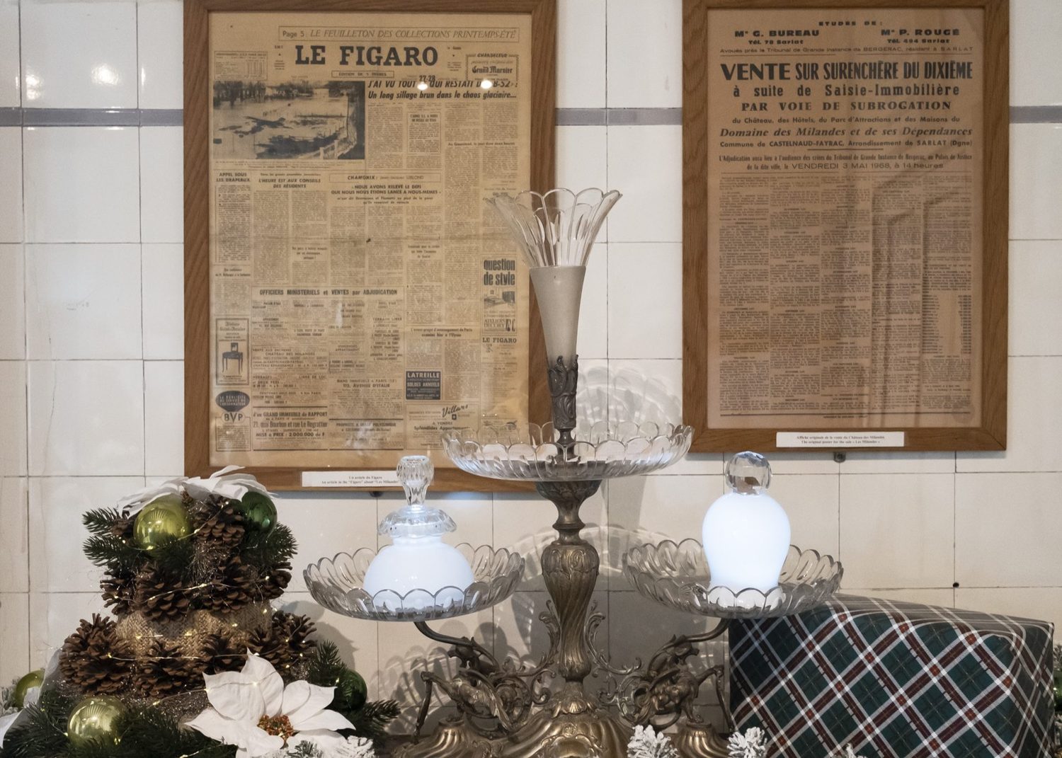 Les lampes de la série Joséphine devant l'article du Figaro et l'affiche originale de la vente aux enchères du domaine des Milandes