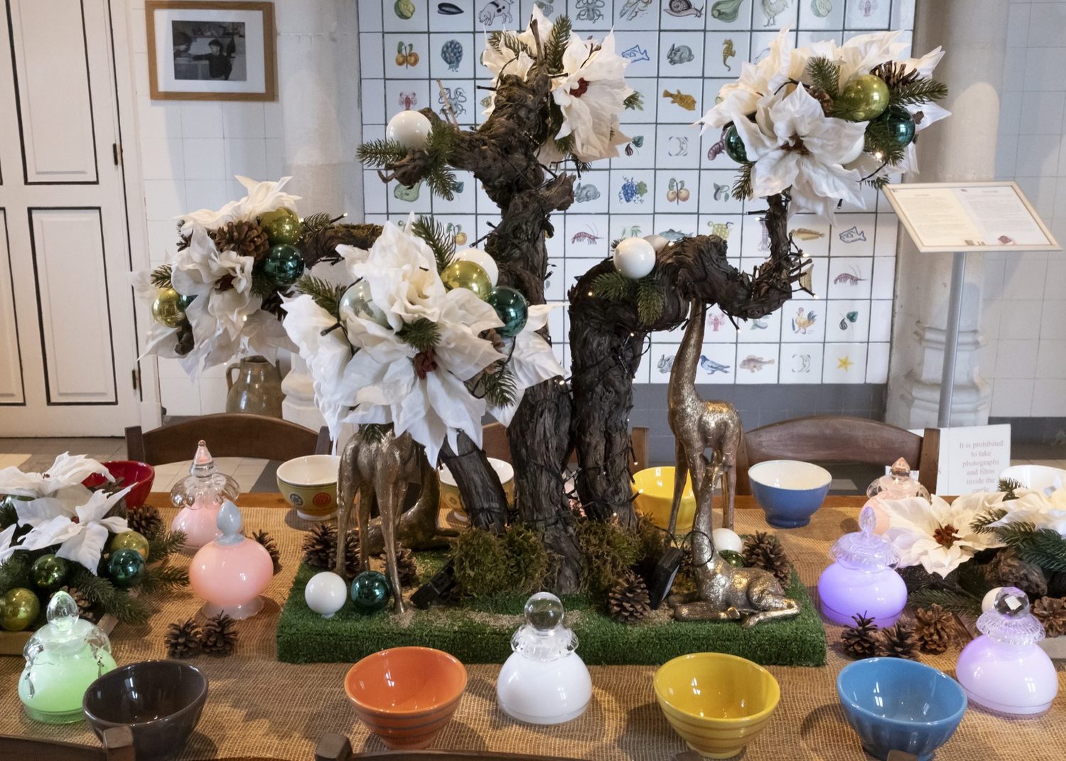 Les lampes colorées de la série Joséphine sur la table des enfants, parmi les bols de couleur de la tribu arc-en-ciel