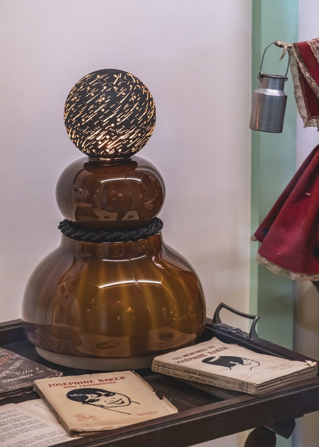 Rêve, le globe étoilé de la série Lumineuse Joséphine, posé près des mémoires de Joséphine Baker
