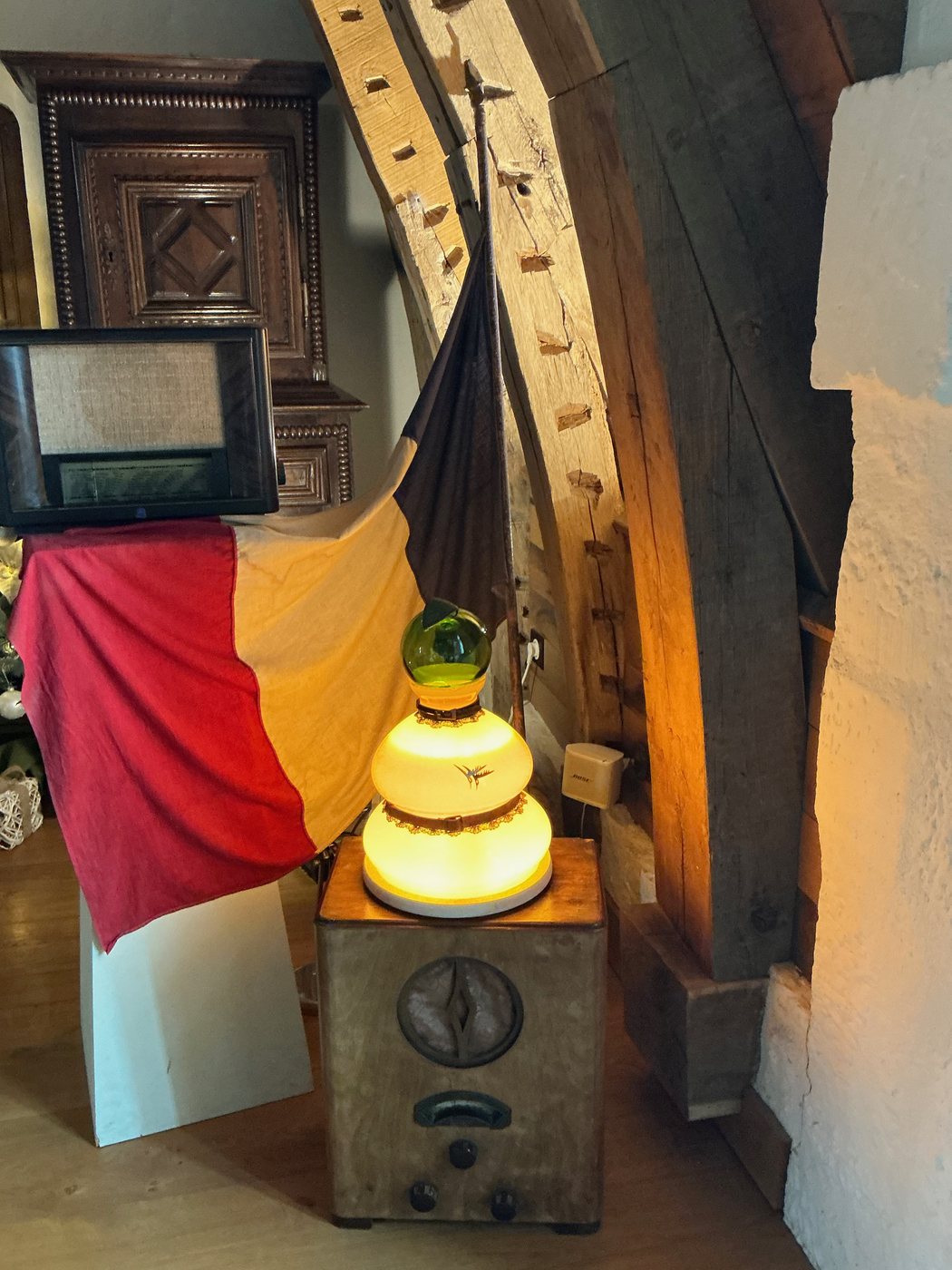 Résistante, la lampe au globe vert, posée sur un poste de TSF près du drapeau tricolore, dans la salle de la Résistance du château des Milandes