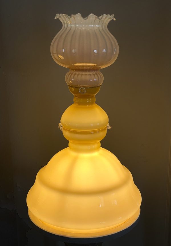 Lumineuse Joséphine — Adieu, lampe d'opaline allumée
