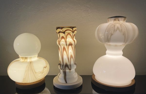 Lumineuse Joséphine — Égalité, lampe d'opaline allumée