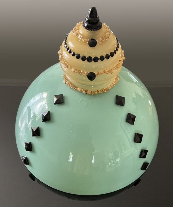 Lumineuse Joséphine — Élégante, lampe d'opaline allumée