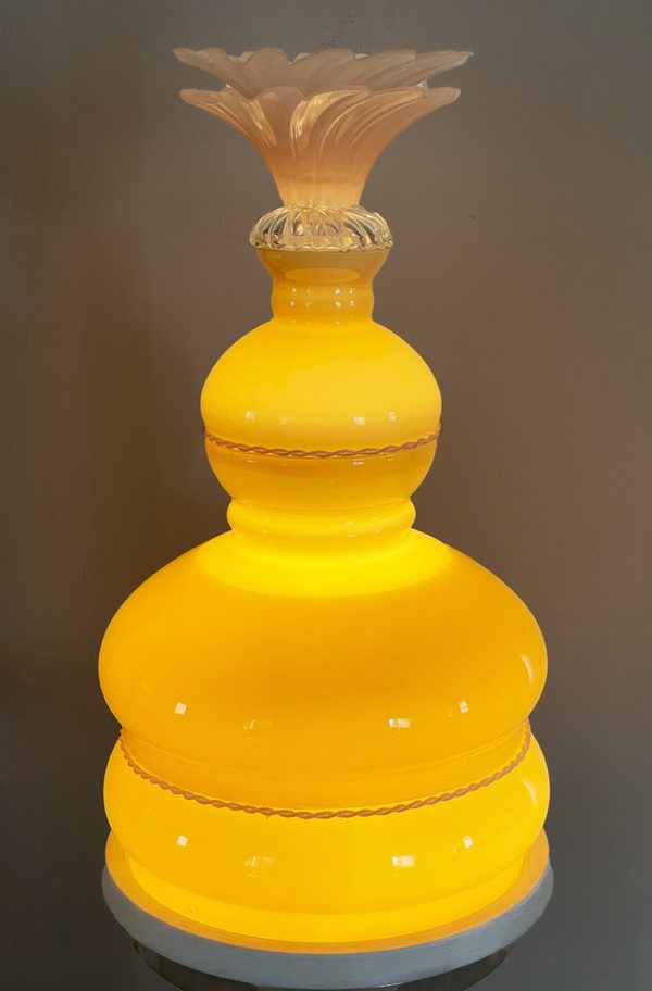 Lumineuse Joséphine — Légèreté, lampe d'opaline allumée