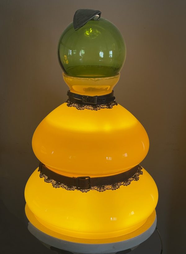 Lumineuse Joséphine — Résistante, lampe d'opaline allumée